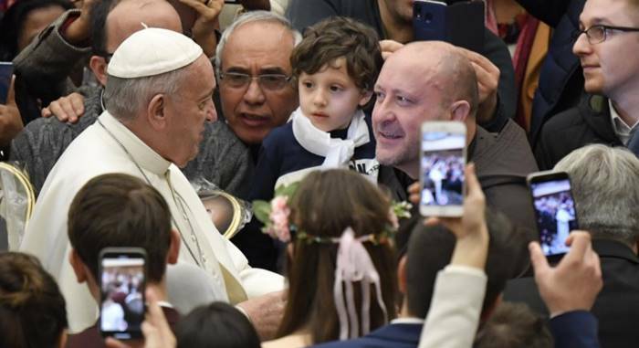 Papa Francesco: “No a fake news e proclami d’odio: si torni a raccontare il bene”