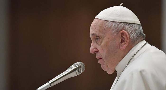 Il Papa elogia gli infermieri: “Santi della porta accanto che si fanno carico delle ferite del prossimo”
