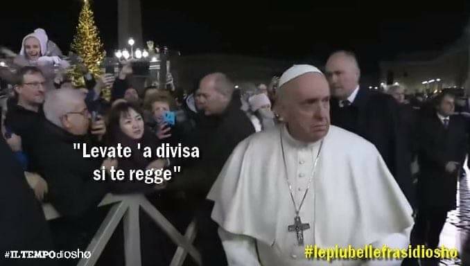 Il Papa strattonato da una fedele, la reazione diventa virale. E i social si scatenano