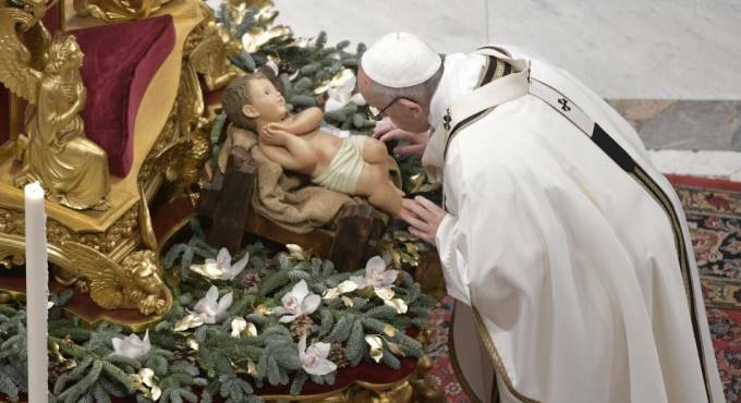 Natale col coprifuoco, Papa Francesco anticipa la messa della Notte alle 19.30