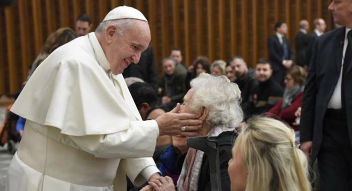Il Papa ai giovani: “Non lasciate soli gli anziani, sono le vostre radici”