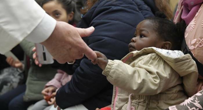 Migranti, il Papa: “Accogliere, proteggere, promuovere e integrare gli sfollati interni”