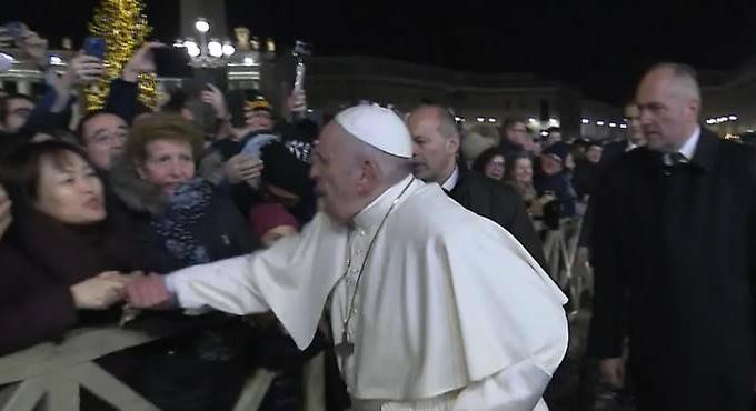 Papa Francesco strattonato da una fedele, la reazione diventa virale. E i social si scatenano