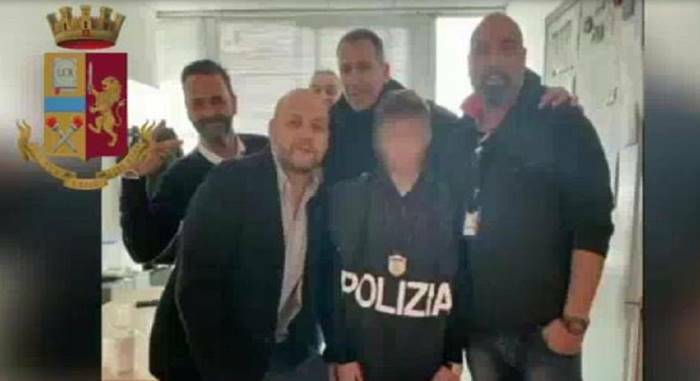 Fiumicino, gli arrestano lo zio all’aeroporto: 13enne rimasto solo accolto da un poliziotto a Natale