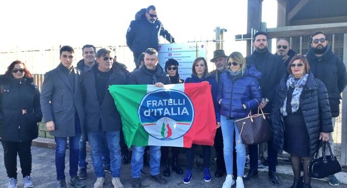 protesta fratelli d'italia ex stabilimento arca ostia