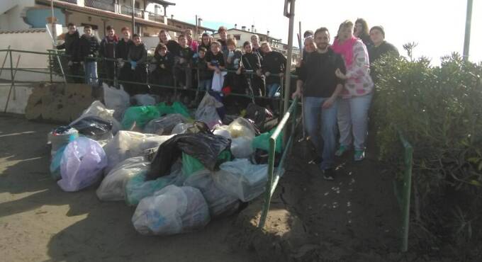 “Salviamo la nostra spiaggia”, gli studenti ripuliscono il lungomare di Ardea