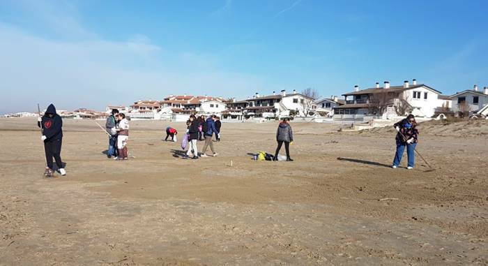 Ardea: mamme, prof e alunni insieme ripuliscono la spiaggia di Tor San Lorenzo