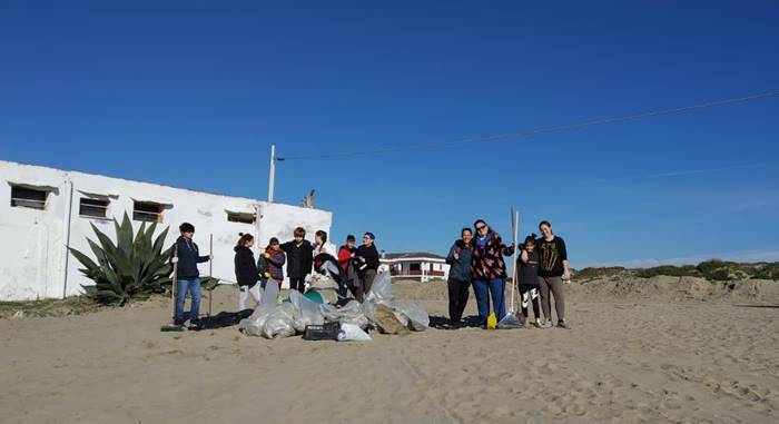 Ardea: mamme, prof e alunni insieme ripuliscono la spiaggia di Tor San Lorenzo