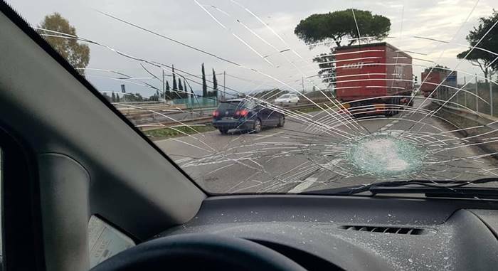 Dal campo rom di Castel Romano volano pietre, tragedia sfiorata sulla via Pontina