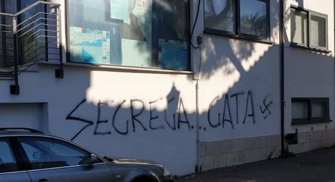 Santa Marinella, scritte e svastiche contro Liliana Segre: la condanna dell’Anpi