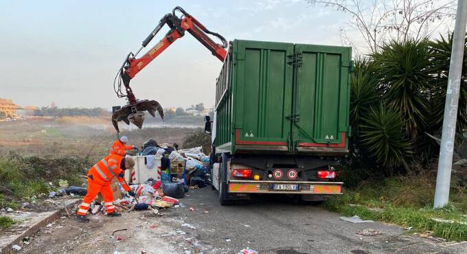 Pomezia, lotta al degrado: pioggia di multe per errato conferimento dei rifiuti