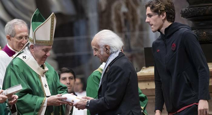 Anche Zaniolo e Zichichi a messa dal Papa, e il Pontefice gli regala una Bibbia autografata