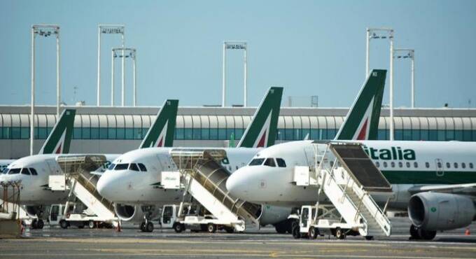 Alitalia, sindacati e lavoratori in presidio all’aeroporto di Fiumicino: “Pagateci gli stipendi”