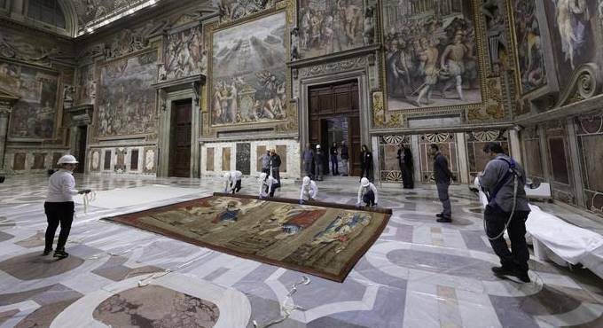 Dopo 400 anni tornano nella Cappella Sistina i dieci arazzi di Raffaello