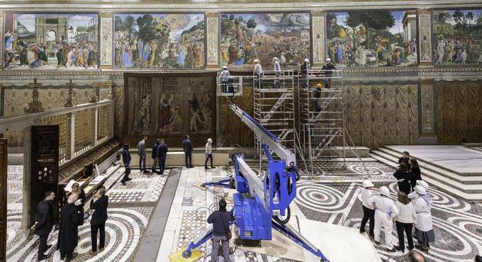 Dopo 400 anni tornano nella Cappella Sistina i dieci arazzi di Raffaello
