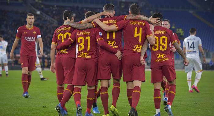 As Roma, giocatori e staff tecnico rinunciano a 4 mesi di stipendio
