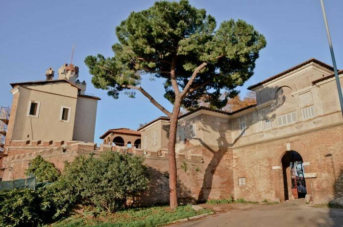 Borgo di Pratica di Mare, cancello non rimosso, il Comune: “Interveniamo con la Forza Pubblica”