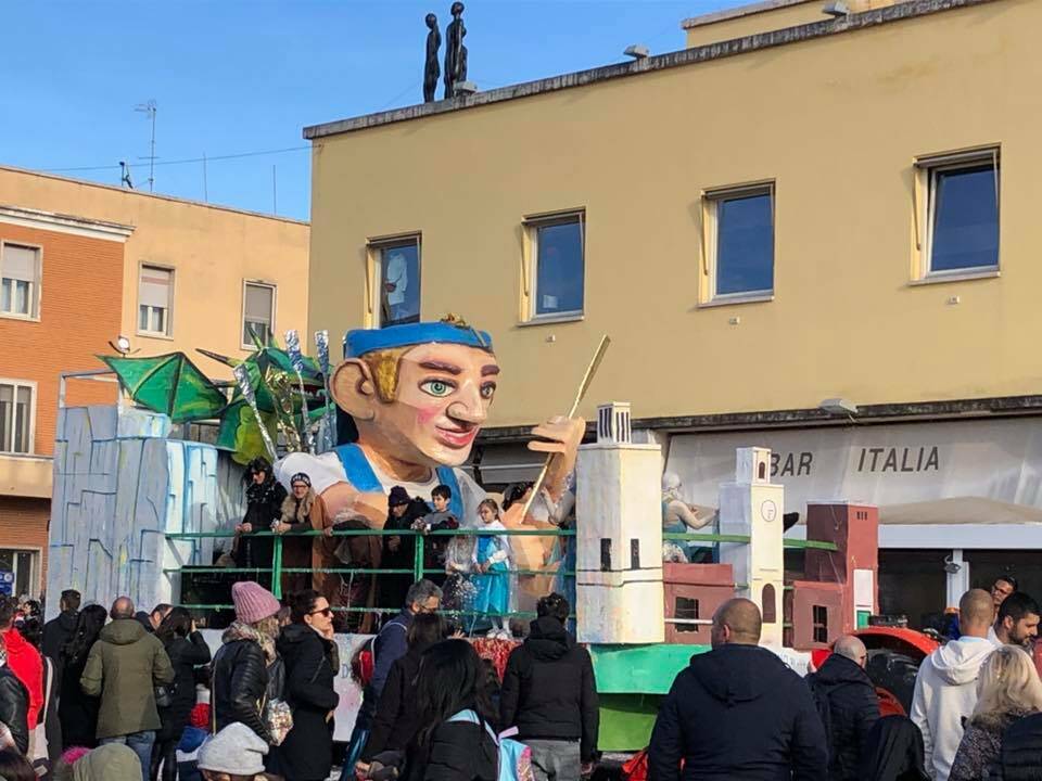 Carnevale a Sabaudia, successo per la tradizionale sfilata dei carri