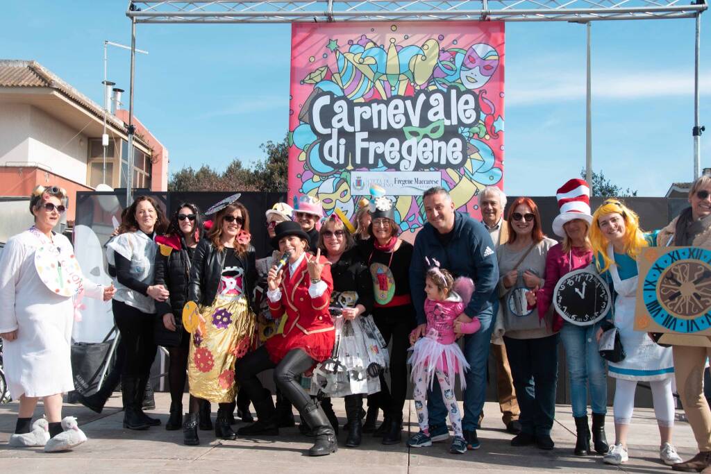 Tante maschere, intrattenimento e centinaia di persone in piazza per il Carnevale di Fregene