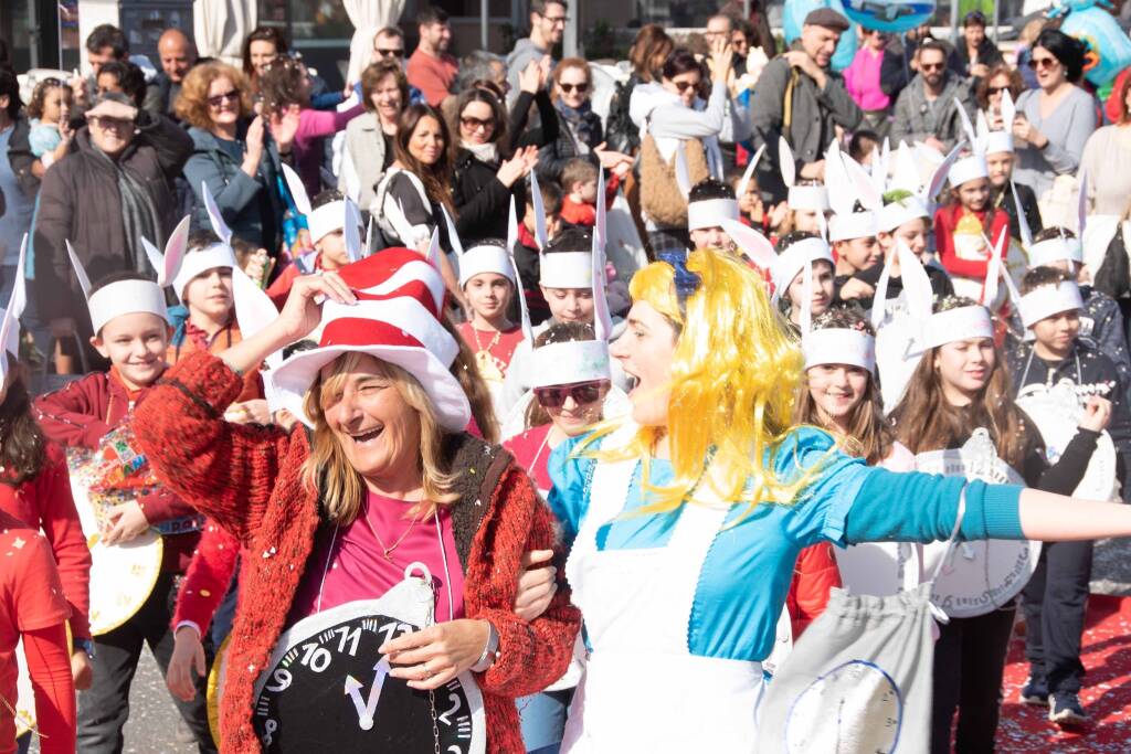 Tante maschere, intrattenimento e centinaia di persone in piazza per il Carnevale di Fregene