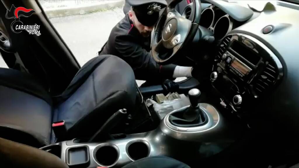 Percorreva il Gra ad alta velocità: i Carabinieri lo fermano e nell’auto trovano 58 chili di droga