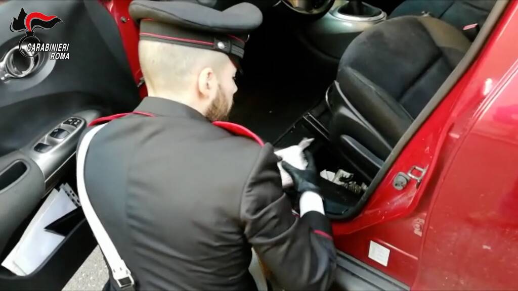 Percorreva il Gra ad alta velocità: i Carabinieri lo fermano e nell’auto trovano 58 chili di droga