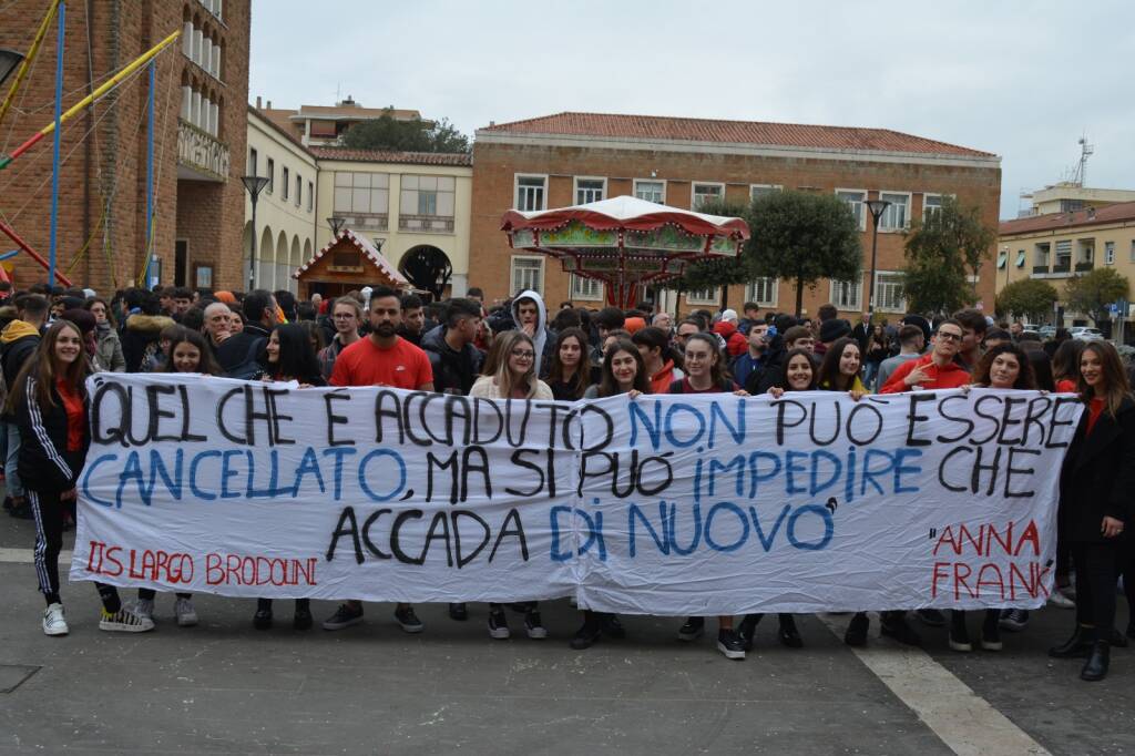 Pomezia, flash mob degli studenti in strada per dire “no” a odio e razzismo