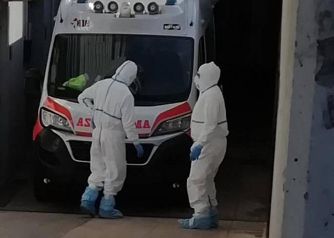 Nuovo caso sospetto di coronavirus a Ostia: prelevato a casa da ambulanza con biocontenimento