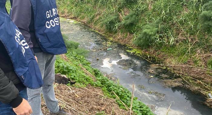 Fiumicino, schiuma nei canali: la Guardia Costiera sequestra una lavanderia industriale