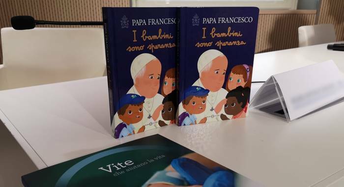 “I bambini sono speranza”: il libro “politico” di Papa Francesco per far riflettere gli adulti