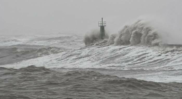 Venti di burrasca e rischio mareggiate: allerta meteo gialla sul litorale laziale per l’11 dicembre