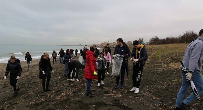 “Il Mare d’Inverno” a Ladispoli, Fare Verde: “Preoccupante la quantità di polistirolo”