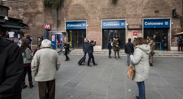 Roma, uomo sviene in metro: psicosi da coronavirus al Colosseo – VIDEO