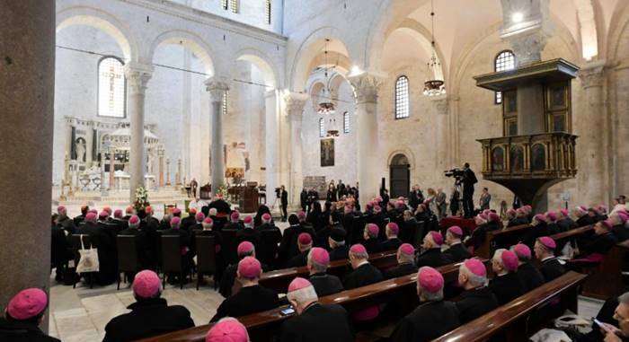 Papa Francesco: “La guerra è una pazzia alla quale non ci possiamo rassegnare”