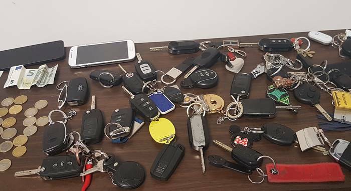 Parcheggiatori abusivi all’Eur: sfilata di cittadini in commissariato per recuperare le chiavi delle auto