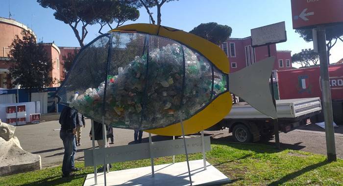 Il pesce mangia plastica di Campo di Mare approda all’Olimpico per il Sei Nazioni