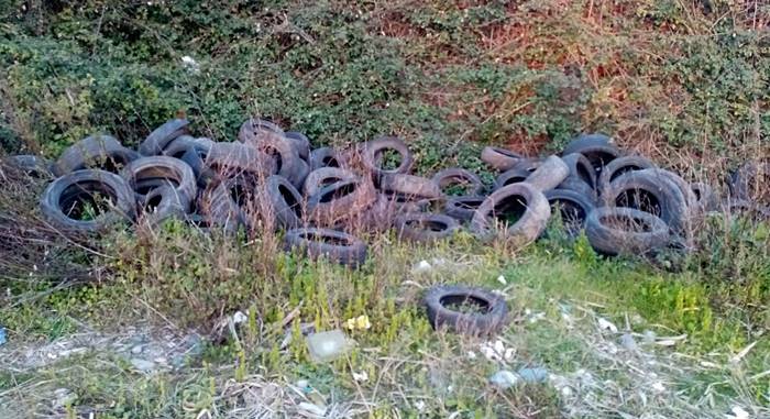 Lago di Fondi, Legambiente: “Decine di pneumatici abbandonati davanti l’idrovora di Acquachiara”