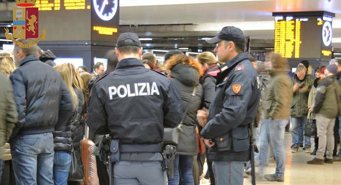 Roma, aggrediscono e rapinano viaggiatore a bordo di un treno: fermate quattro persone