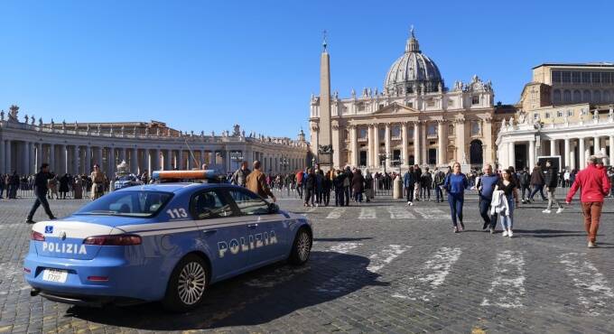 In piazza San Pietro durante l’Angelus del Papa con una pistola: denunciato turista
