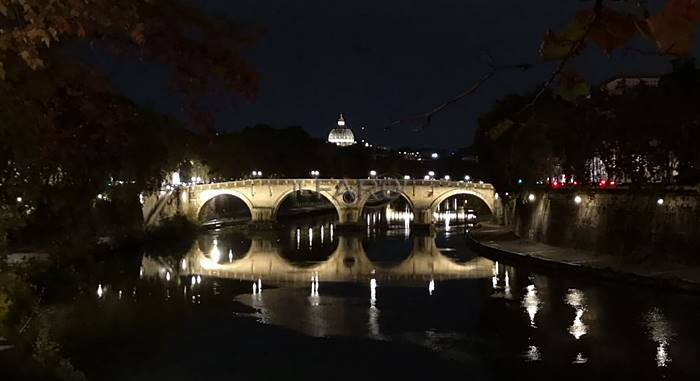 Roma, tenta di lanciarsi da Ponte Sisto: salvato dalla polizia