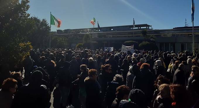 Emergenza rifiuti a Roma, in centinaia alla Pisana contro la discarica a Monte Carnevale