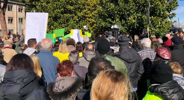 Emergenza rifiuti a Roma, in centinaia alla Pisana contro la discarica a Monte Carnevale