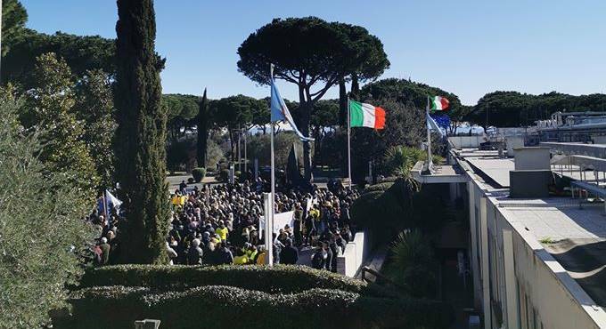 Emergenza rifiuti a Roma, in centinaia alla Pisana contro la discarica a Monte Carnevale