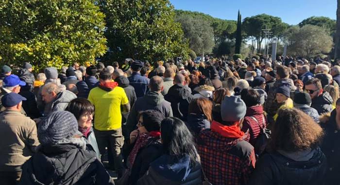 Emergenza rifiuti a Roma, in centinaia alla Pisana contro la discarica a Monte Carnevale