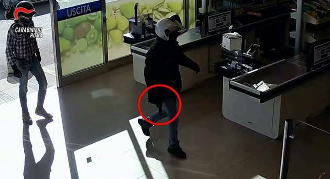 Pomezia, assalta un negozio armato di pistola: arrestato rapinatore