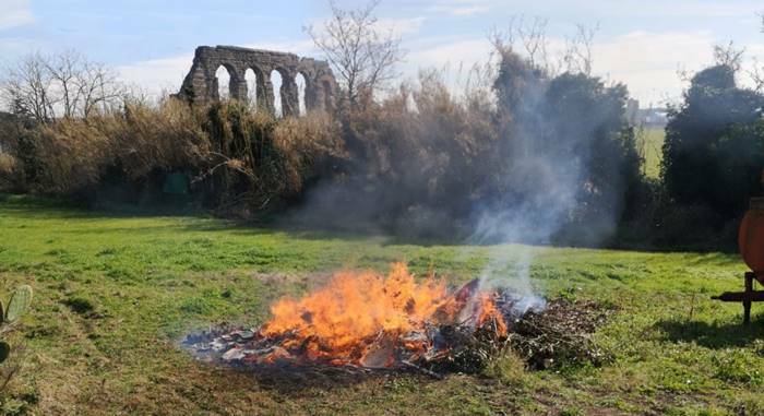Roma, scoperto a bruciare rifiuti speciali nel parco dell’Appia Antica: arrestato