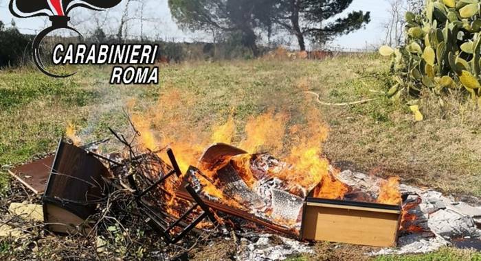 Roma, scoperto a bruciare rifiuti speciali nel parco dell’Appia Antica: arrestato