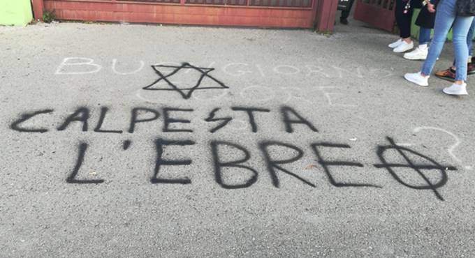 “Calpesta l’ebreo”, scritta antisemita di fronte a due scuole di Pomezia