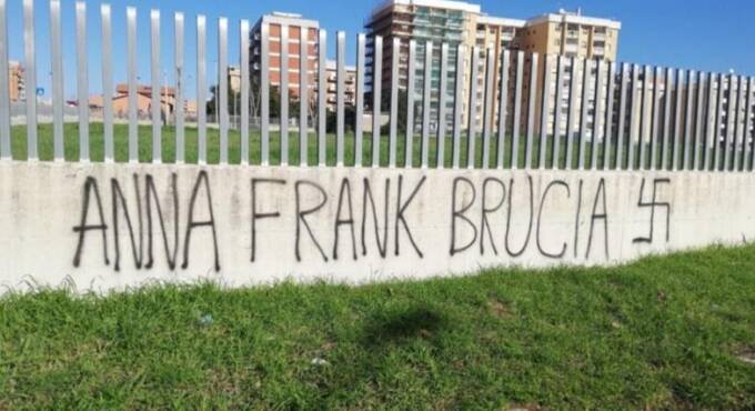 Scritte antisemite a Pomezia, Sinistra Italiana: “La democrazia è l’unica medicina”