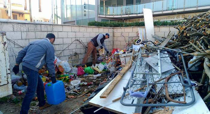 Fiumicino, sgomberato il clochard di via delle Ombrine: per lui una nuova casa ad Aranova